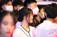 'Biển người' ở trung tâm TP.HCM chờ thời khắc đón năm mới 2023