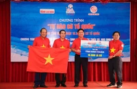 Báo Người Lao Động trao 10.000 lá cờ Tổ quốc, 50 suất học bổng tại Ninh Thuận