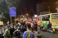 Mùng 6 Tết, người dân nườm nượp đổ về bến xe miền Đông cũ, TP.HCM