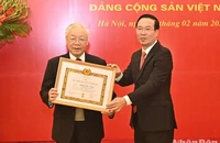 Tổng Bí thư Nguyễn Phú Trọng nhận Huy hiệu 55 năm tuổi Đảng