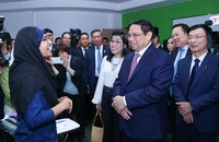Thủ tướng và phu nhân thăm Đại học Quốc gia, nghe sinh viên Brunei nói tiếng Việt