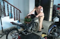 Công an kiểm tra các lò độ xe ở TP.HCM, phát hiện hàng loạt vi phạm