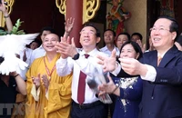 Chủ tịch nước Võ Văn Thưởng cùng đoàn lãnh đạo Trung ương, lãnh đạo TP.HCM đã đến thăm Chùa Huê Nghiêm, TP Thủ Đức. Ảnh: HÀ THƯ