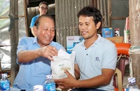 Cùng ngư dân thắp sáng đèn trên biển: 'Còn sức khỏe thì còn bám biển, vươn khơi'