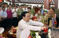 Chủ tịch nước dâng hương tưởng nhớ Bác Hồ tại Đền thờ trên Núi Ba Vì