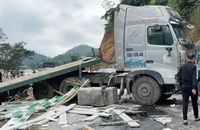 Tai nạn liên hoàn trên quốc lộ 6, giao thông ùn tắc 4km