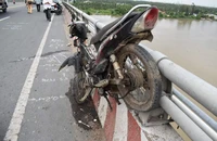 Ô tô tông xe máy trên cầu Hàm Luông, 1 phụ nữ rơi xuống sông mất tích