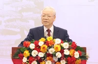 Tổng Bí thư Nguyễn Phú Trọng cùng các đại biểu tham quan trưng bày ảnh về ngoại giao Việt Nam.