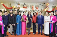 Phu nhân Chủ tịch nước Việt Nam và Phu nhân Tổng thống Đức thưởng thức múa rối nước