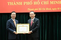 Chủ tịch nước trao huy hiệu 45 năm tuổi Đảng cho Bí thư TP.HCM Nguyễn Văn Nên