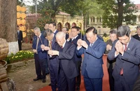 Tổng Bí thư Nguyễn Phú Trọng dâng hương tại Hoàng Thành Thăng Long