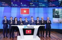 Thủ tướng Phạm Minh Chính, Bộ trưởng Bộ Tài chính Hồ Đức Phớc (thứ tư từ trái qua) cùng đoàn công tác Việt Nam tham dự khai mạc phiên giao dịch tại thị trường chứng khoán New York vào tháng 9-2023. Ảnh: NHẬT BẮC