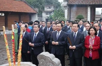 Chủ tịch nước dâng hương tưởng niệm Đức vua An Dương Vương ở khu di tích Cổ Loa