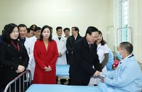 Chủ tịch nước: Một lời của bác sĩ, y tá là sự động viên rất lớn với người bệnh