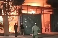 1 nhà xưởng ở Bình Dương bốc cháy ngùn ngụt trong đêm