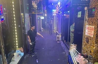 Chủ và nhân viên nhà hàng Nari lột đồ quay phim, đánh, ép khách thanh toán tiền