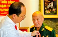 Phó Bí thư thường trực Thành ủy TP.HCM Nguyễn Hồ Hải trao huy hiệu 75 năm tuổi Đảng cho đảng viên cao tuổi