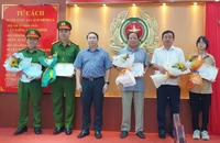 Thiếu nữ cùng hai người đàn ông bắt cướp giật ở Gò Vấp được khen thưởng