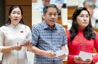 Từ trái qua: Đại biểu Trần Thị Thu Phước (đoàn Kon Tum), đại biểu Trần Văn Sáu (đoàn Đồng Tháp) và đại biểu Nguyễn Thị Kim Bé (đoàn Kiên Giang) tại phiên chất vấn Bộ trưởng Bộ TN&MT Đặng Quốc Khánh.