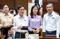 Từ trái qua: ĐB Ma Thị Thúy (đoàn Tuyên Quang), ĐB Mai Văn Hải (đoàn Thanh Hóa) và ĐB Nguyễn Thị Yến Nhi (đoàn Bến Tre) chất vấn Tổng KTNN Ngô Văn Tuấn.