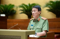 Bộ trưởng Công an Lương Tam Quang trình bày dự án luật trước Quốc hội