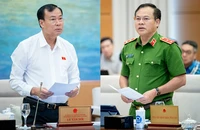 Chủ nhiệm Ủy ban Quốc phòng và An ninh Lê Tấn Tới (trái) và Thứ trưởng Bộ Công an Nguyễn Văn Long phát biểu tại phiên họp. Ảnh: PHẠM THẮNG