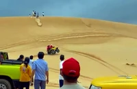 Đã cho nhân viên chạy mô tô địa hình bằng 2 bánh trên đồi cát nghỉ việc