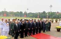 Các lãnh đạo, nguyên lãnh đạo Đảng, Nhà nước tưởng niệm các Anh hùng liệt sỹ và vào Lăng viếng Bác