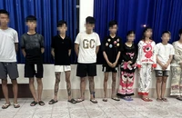Nghi bạn gái bị nhìn đểu, nhóm thanh niên mang hung khí đi đánh người