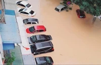 Thành phố Thái Nguyên ngập sâu trong biển nước, nhiều khu vực bị cô lập