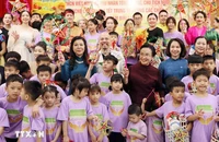 Phu nhân Ngô Phương Ly và Phu nhân Naly Sisoulith thăm trẻ em có hoàn cảnh đặc biệt