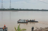 Tin mới vụ sập cầu Phong Châu: Thả phao khảo sát, thăm dò dòng chảy