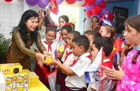 Phu nhân Ngô Phương Ly thăm trường Tiểu học Võ Thị Thắng ở La Habana