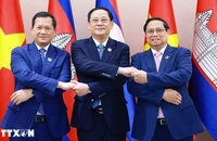 Hình ảnh Thủ tướng 3 nước Việt Nam-Lào-Campuchia ăn sáng và làm việc
