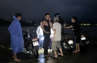 Người đàn ông cứu 3 em học sinh bị lũ cuốn xa hơn 100m