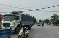 Xe chở rác cuốn cụ ông đi xe đạp vào gầm, giao thông ùn ứ