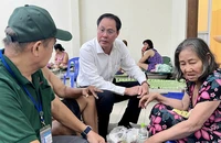 Lãnh đạo MTTQ TP.HCM thăm các gia đình vụ cháy ở hẻm 42 Trần Đình Xu, quận 1