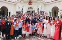 Tổng Bí thư Tô Lâm và phu nhân gặp mặt cộng đồng người Việt Nam tại Cuba.