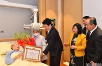 Nguyên Chủ tịch nước Trần Đức Lương nhận Huy hiệu 65 năm tuổi Đảng