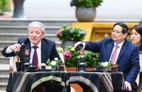Thủ tướng Việt Nam và Thủ tướng Kyrgzystan thăm Nhà sàn Bác Hồ, tự pha cà phê Việt Nam