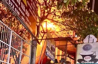 Quán cà phê bốc cháy dữ dội gần ngã tư Bình Thái, TP Thủ Đức 