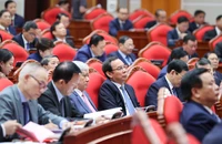 Cán bộ ở TP.HCM hỗ trợ người dân làm thủ tục hành chính. Ảnh: NGUYỄN TÂN