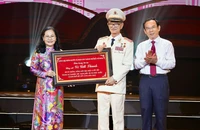 Bí thư Thành ủy TP.HCM Nguyễn Văn Nên và Chủ tịch HĐND TP.HCM Nguyễn Thị Lệ trao bảng vàng tôn vinh cho nguyên Chủ tịch UBND TP.HCM Võ Viết Thanh tại lễ tuyên dương 60 cá nhân tiêu biểu trong sự nghiệp xây dựng, bảo vệ và phát triển TP.HCM (1975-2025) vào ngày 22-4.