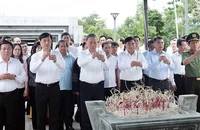 Tổng Bí thư Tô Lâm dâng hương tưởng niệm các anh hùng, liệt sĩ tại Điện Biên