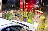 Vừa đến trạm BOT thấy CSGT, tài xế ô tô bất ngờ mở cửa bỏ chạy