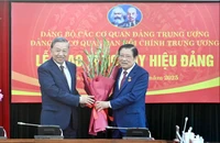Tổng Bí thư Tô Lâm trao Huy hiệu 45 năm tuổi Đảng tặng ông Phan Đình Trạc