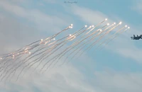 Mãn nhãn màn thả bẫy nhiệt trên bầu trời Ba Đình của 'hổ mang chúa' Su-30MK2