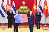 Việt Nam trao tặng nhân dân Cuba 385 tỉ đồng