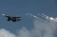 Su-30MK2, Yak-130 chao lượn, thả nhiễu nhiệt trên bầu trời Ba Đình ngày Quốc khánh 