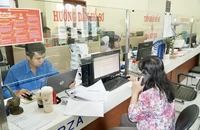 Bộ Chính trị yêu cầu Bộ Nội vụ khẩn trương hoàn thiện đề án tiền lương và phụ cấp